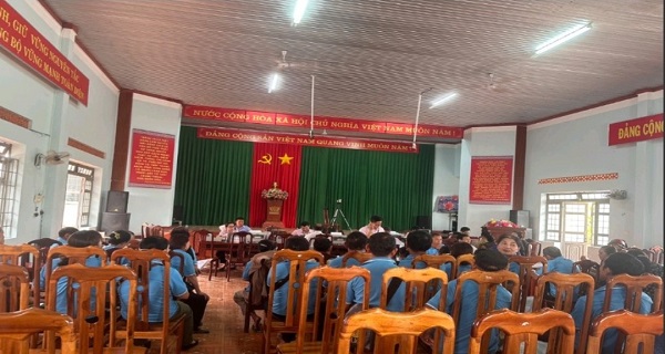 Ngân hàng Chính sách xã hội huyện Krông Pắc giao dịch trực tiếp tại trụ sở UBND xã Ea Kly vào ngày 18 hàng tháng, để giúp người dân thuận lợi tiếp cận được chính sách vay vốn từ nguồn chính sách ưu đãi của Chính Phủ